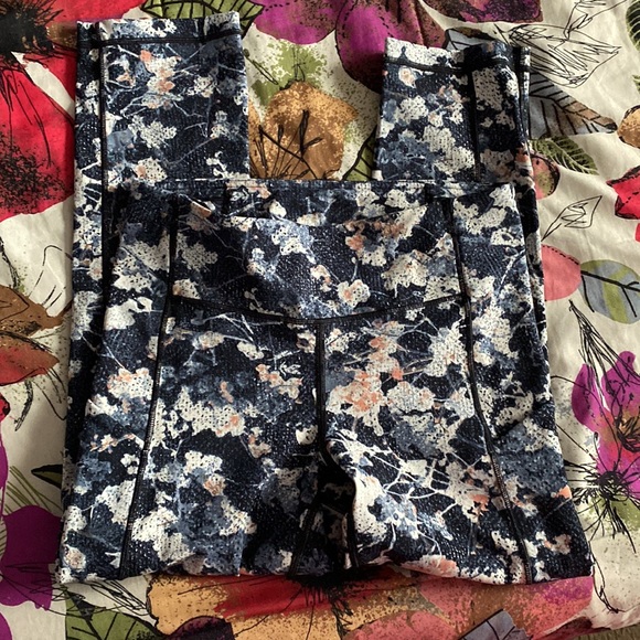 Lululemon Speed Up Crop - Picture 6 of 9